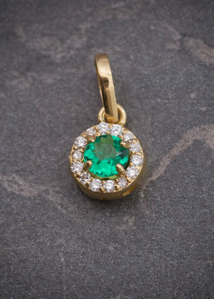 Dije con 17pts de esmeralda y 10pts de diamantes 0.65gr / Largo 1.1cm / Oro Amarillo (Joya) P