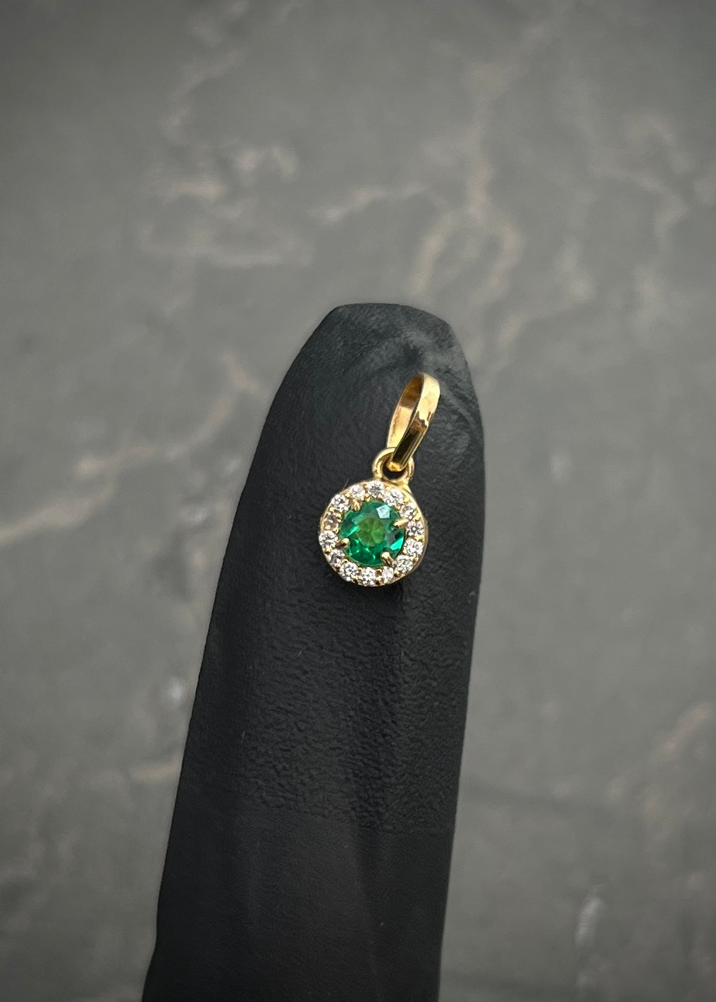 Dije con 17pts de esmeralda y 10pts de diamantes 0.65gr / Largo 1.1cm / Oro Amarillo (Joya) P