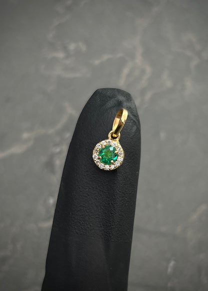 Dije con 17pts de esmeralda y 10pts de diamantes 0.65gr / Largo 1.1cm / Oro Amarillo (Joya) P