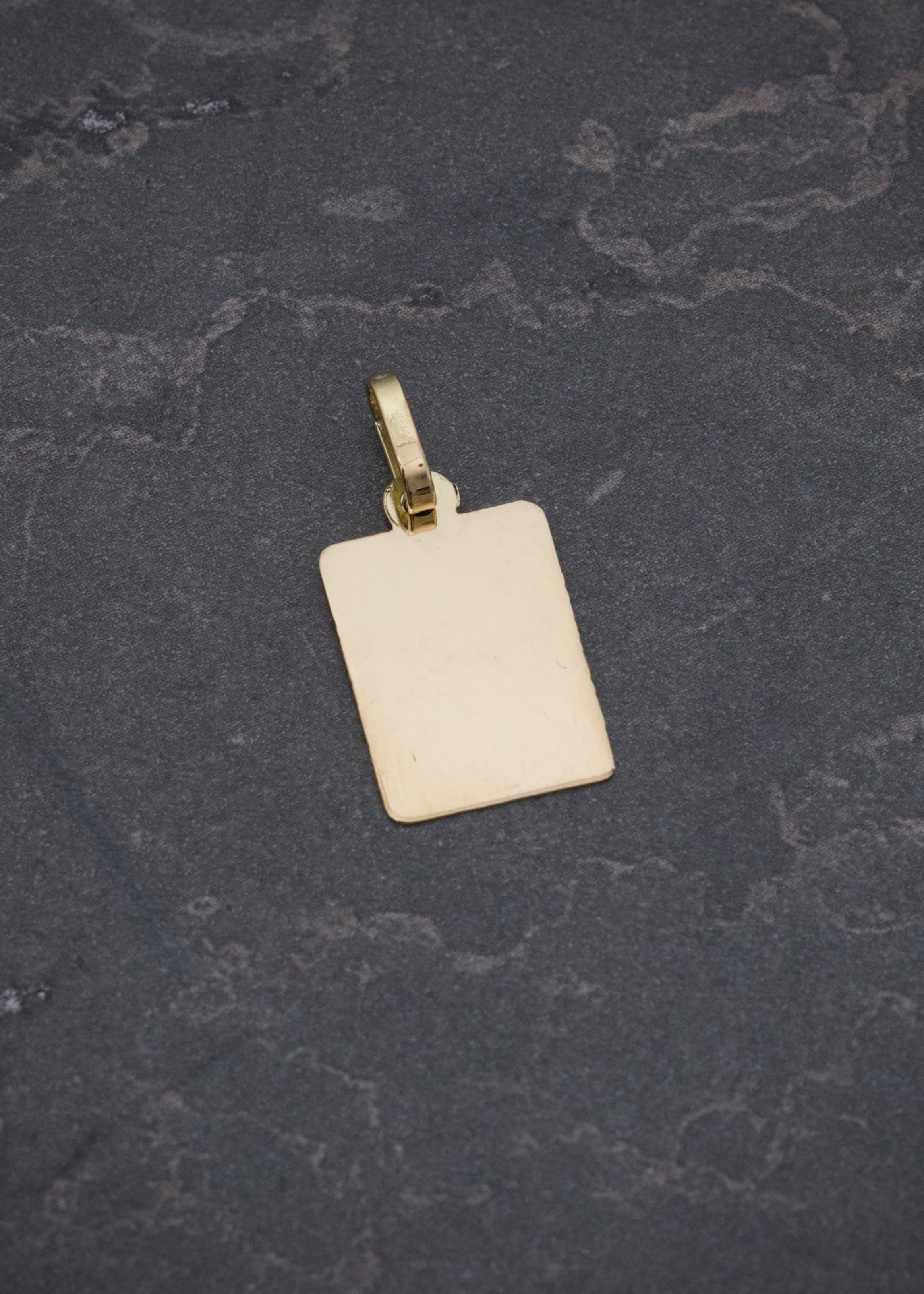 Dije Placa Lisa 0.9gr / 2.1cm / 10.5mm — Oro Amarillo