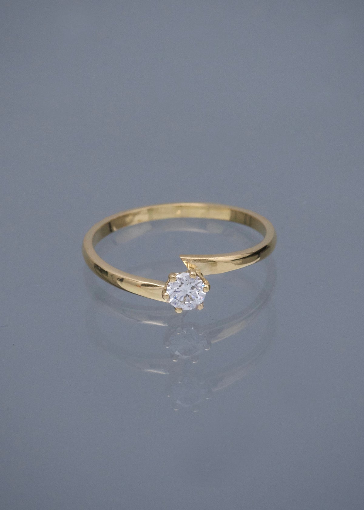 Solitario con 30pts de Diamante 2.4gr / Talla 9 3/4 — Oro Amarillo