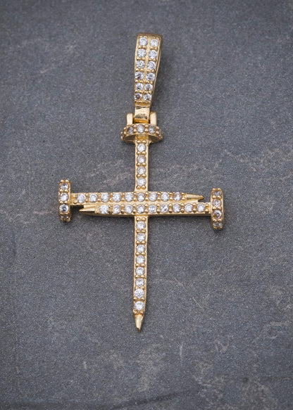 Dije Cruz Clavo con Swarovski Blanco 2.5gr / 3.7cm / 19.7mm — Oro Amarillo