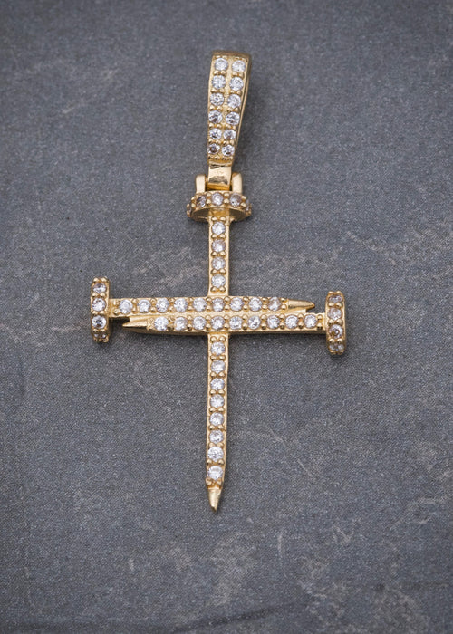 Dije Cruz Clavo con Swarovski Blanco 2.55gr / 3.7cm / 19.7mm — Oro Amarillo