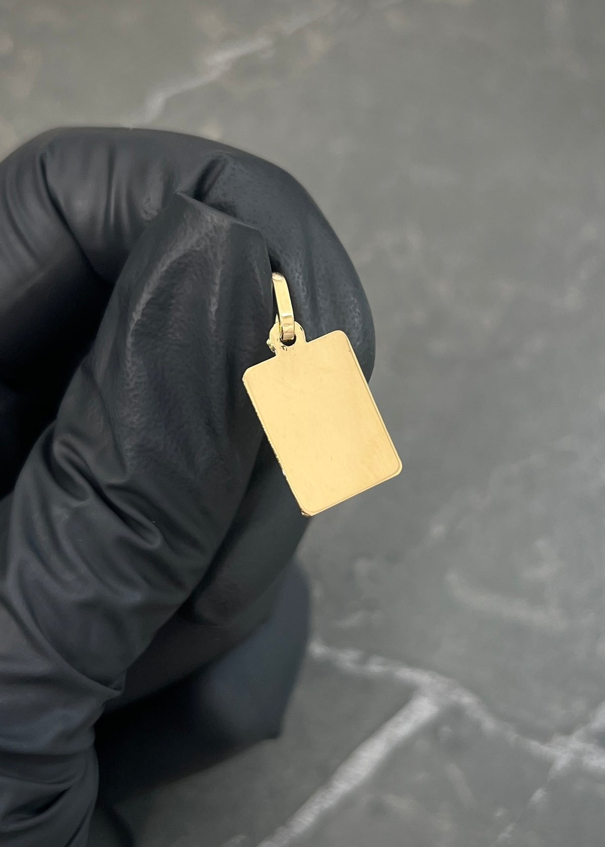 Dije Placa Lisa 0.9gr / 2.1cm / 10.5mm — Oro Amarillo