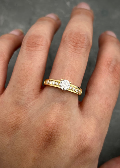 Solitario con 50pts de diamante central y 16pts de diamantes laterales 3.85gr / TALLA 6 1/2 / Oro Amarillo (Joya) M