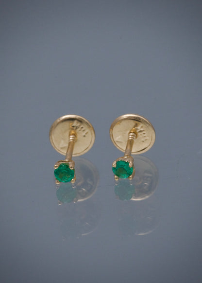 Topos con 9pts de esmeralda 0.5gr / Largo 0.25cm / Oro Amarillo (Joya) B