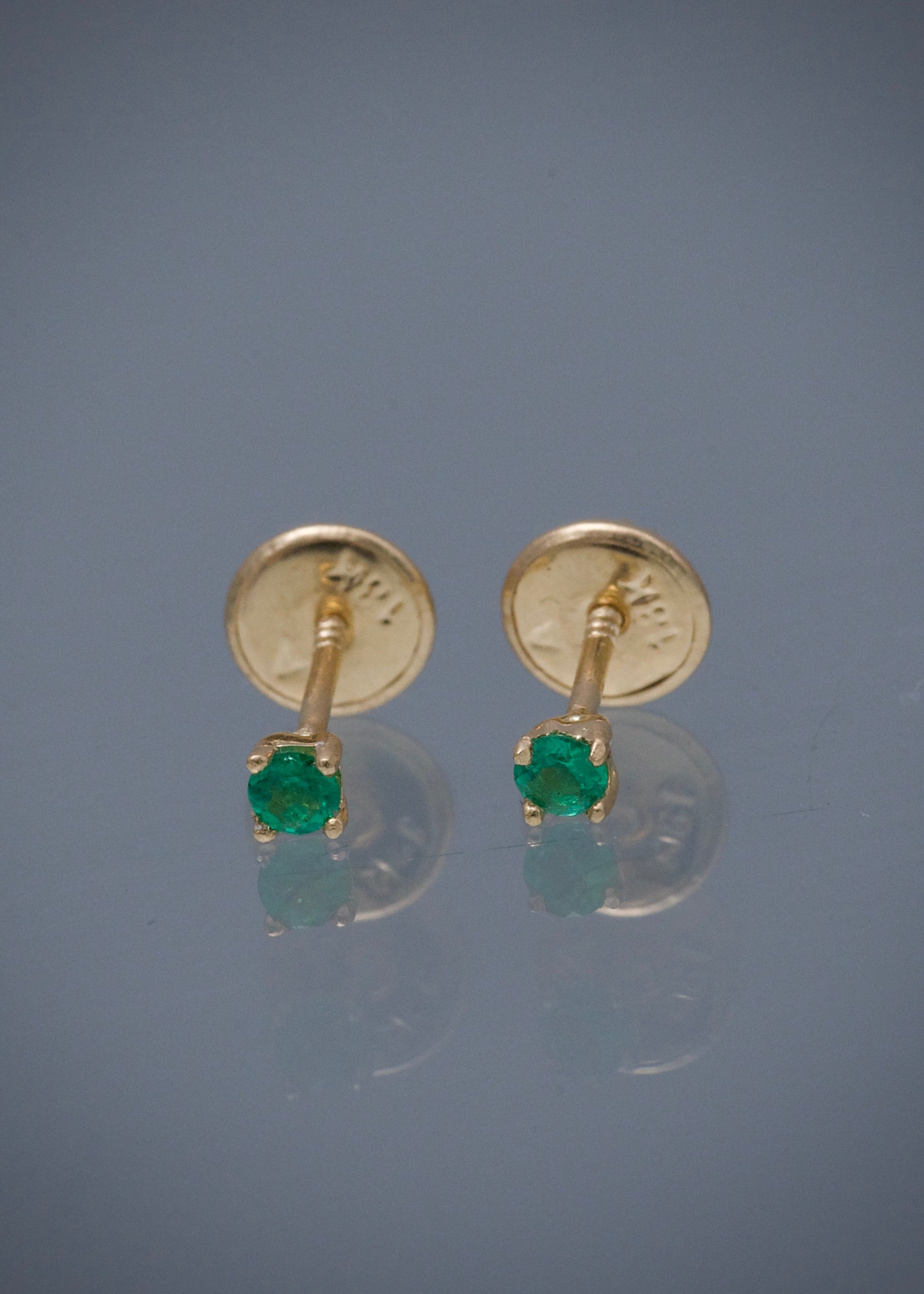Topos con 9pts de esmeralda 0.5gr / Largo 0.25cm / Oro Amarillo (Joya) M