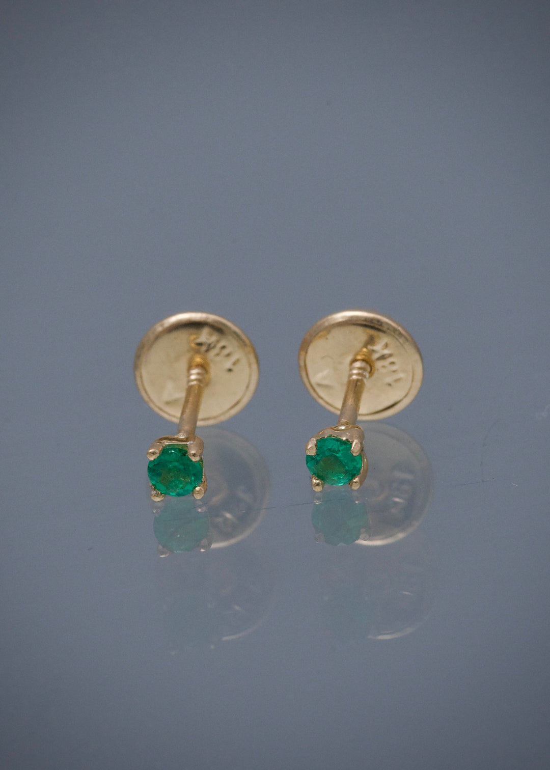 Topos con 10pts de esmeralda 0.5gr / Largo 0.24cm — Oro Amarillo