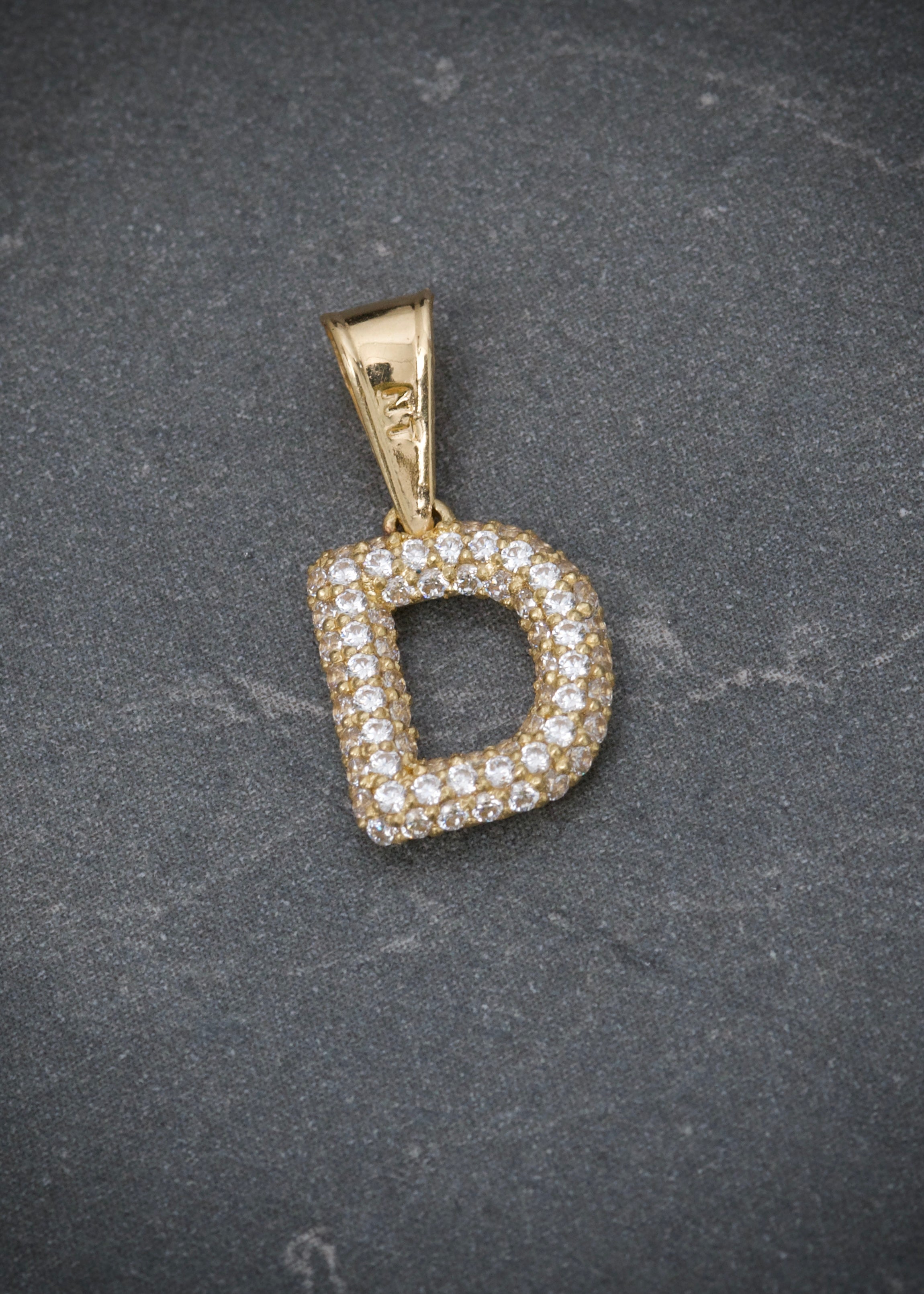Dije letra D con swarovski blanco 1.2gr / Largo 1.7cm / Oro Amarillo Nac B