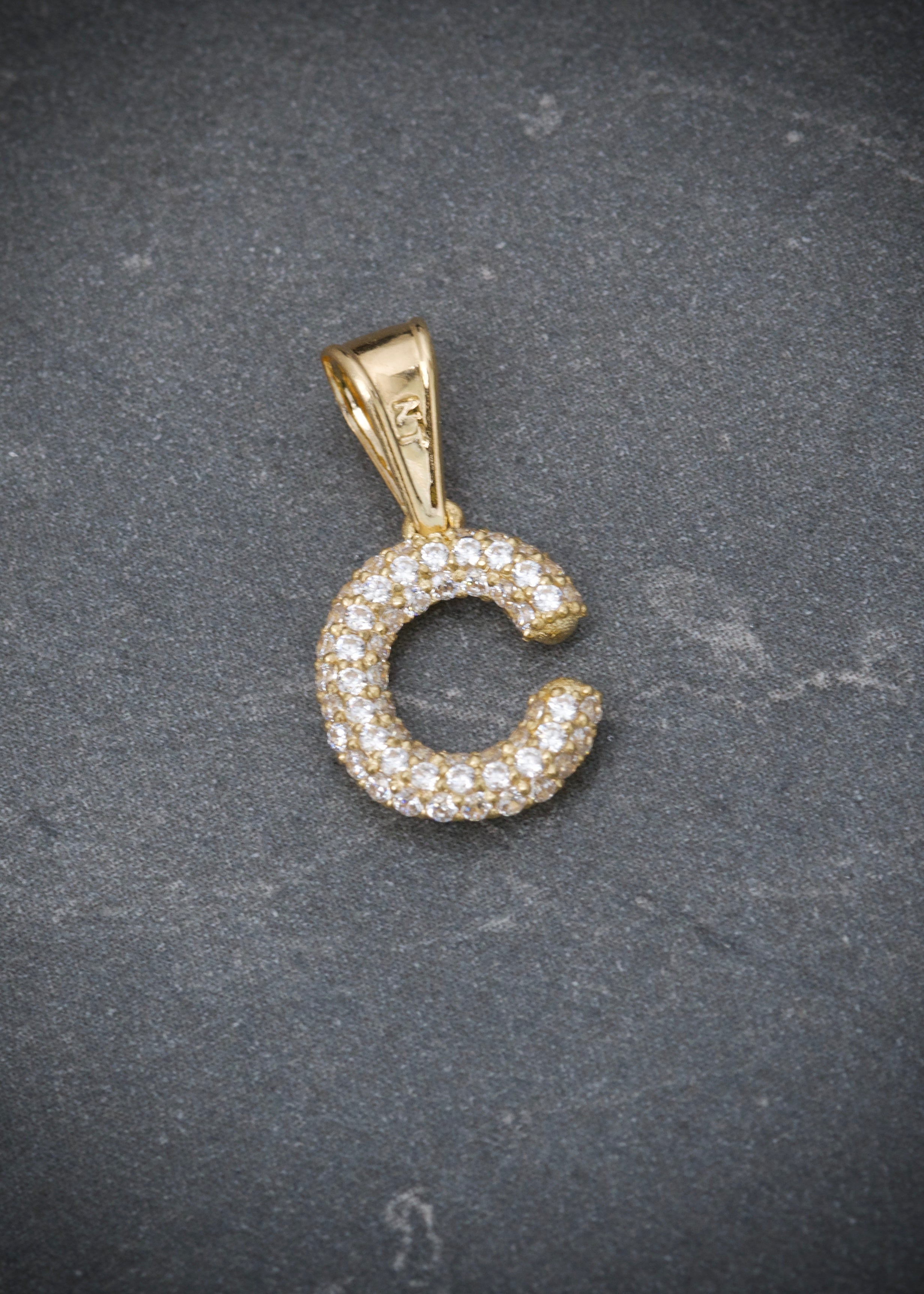 Dije letra C con swarovski blanco 1.05gr / Largo 1.7cm / Oro Amarillo Nac B