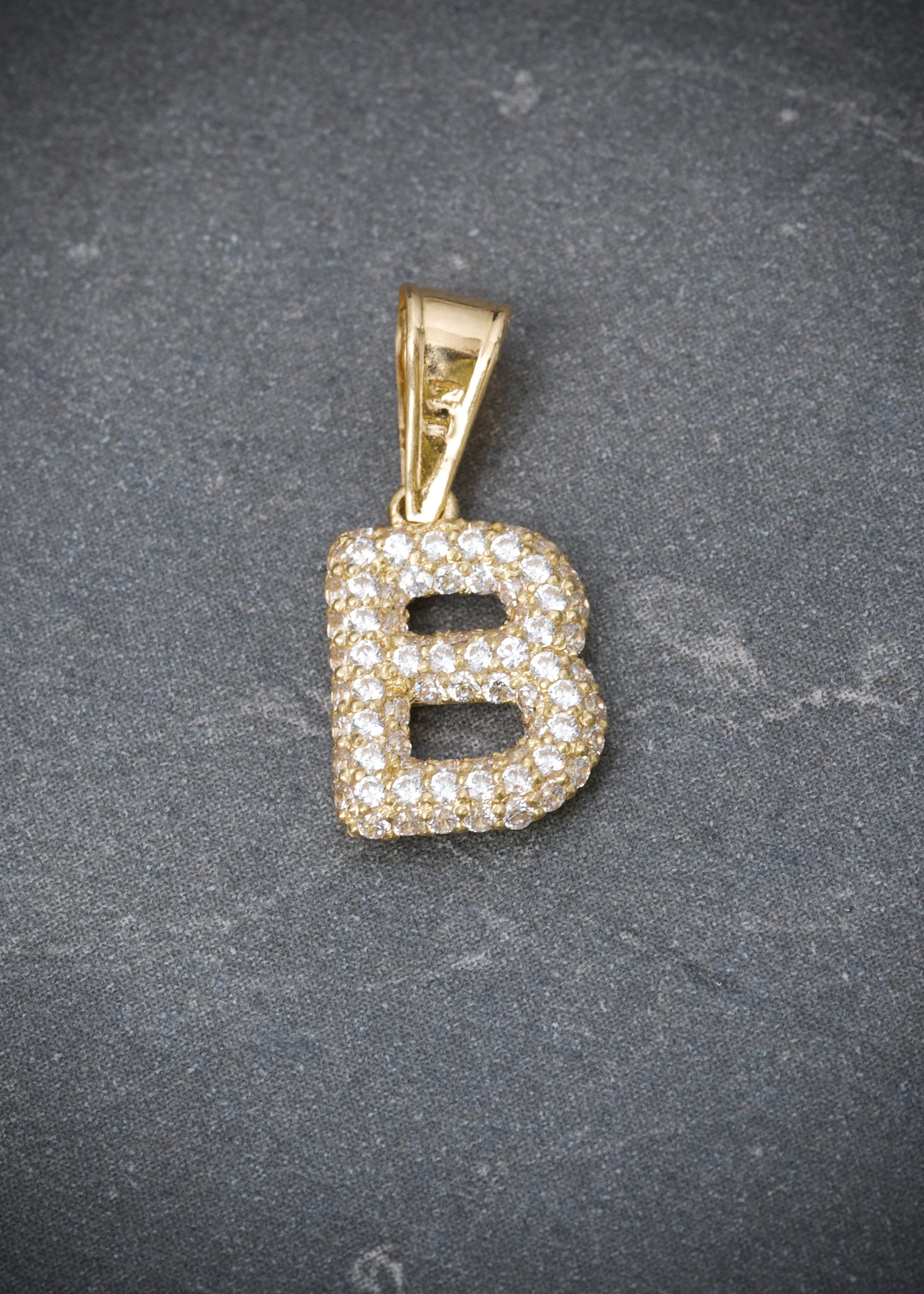 Dije letra B con swarovski blanco 1.4gr / Largo 1.7cm / Oro Amarillo Nac B