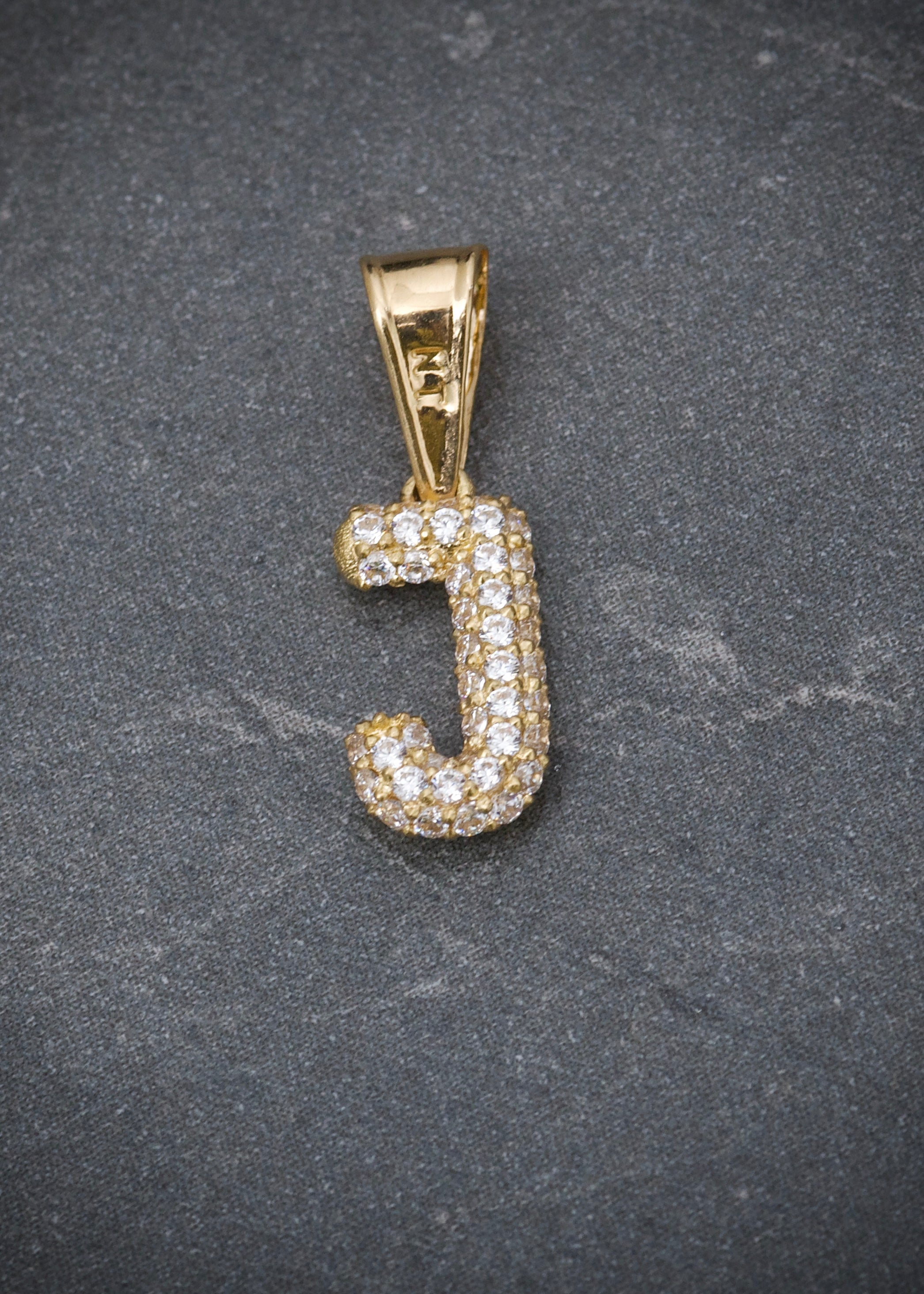 Dije letra J con swarovski blanco 0.85gr / Largo 1.7cm / Oro Amarillo Nac B