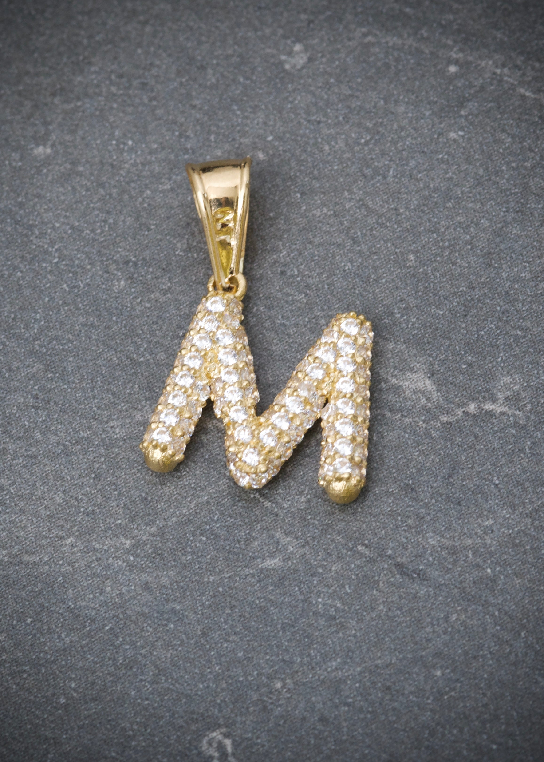 Dije letra M con swarovski blanco 1.6gr / Largo 1.7cm / Oro Amarillo Nac B