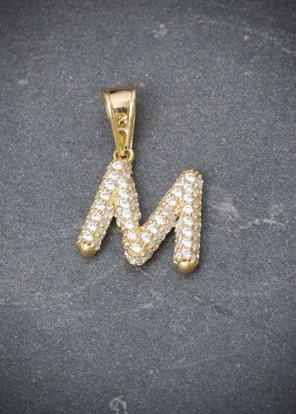 Dije letra M con swarovski blanco 1.6gr / Largo 1.7cm / Oro Amarillo Nac B