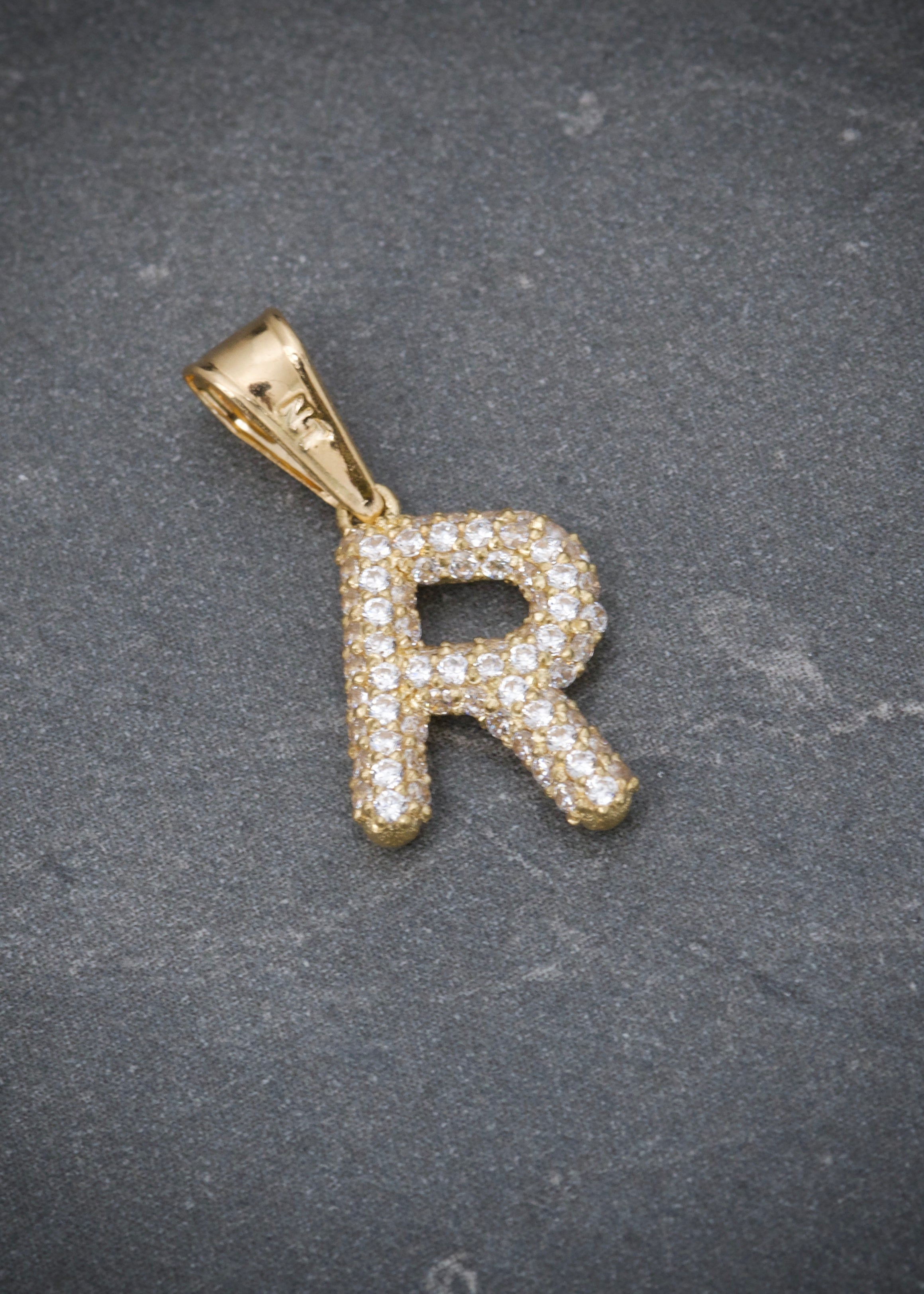 Dije letra R con swarovski blanco 1.3gr / Largo 1.8cm / Oro Amarillo Nac B