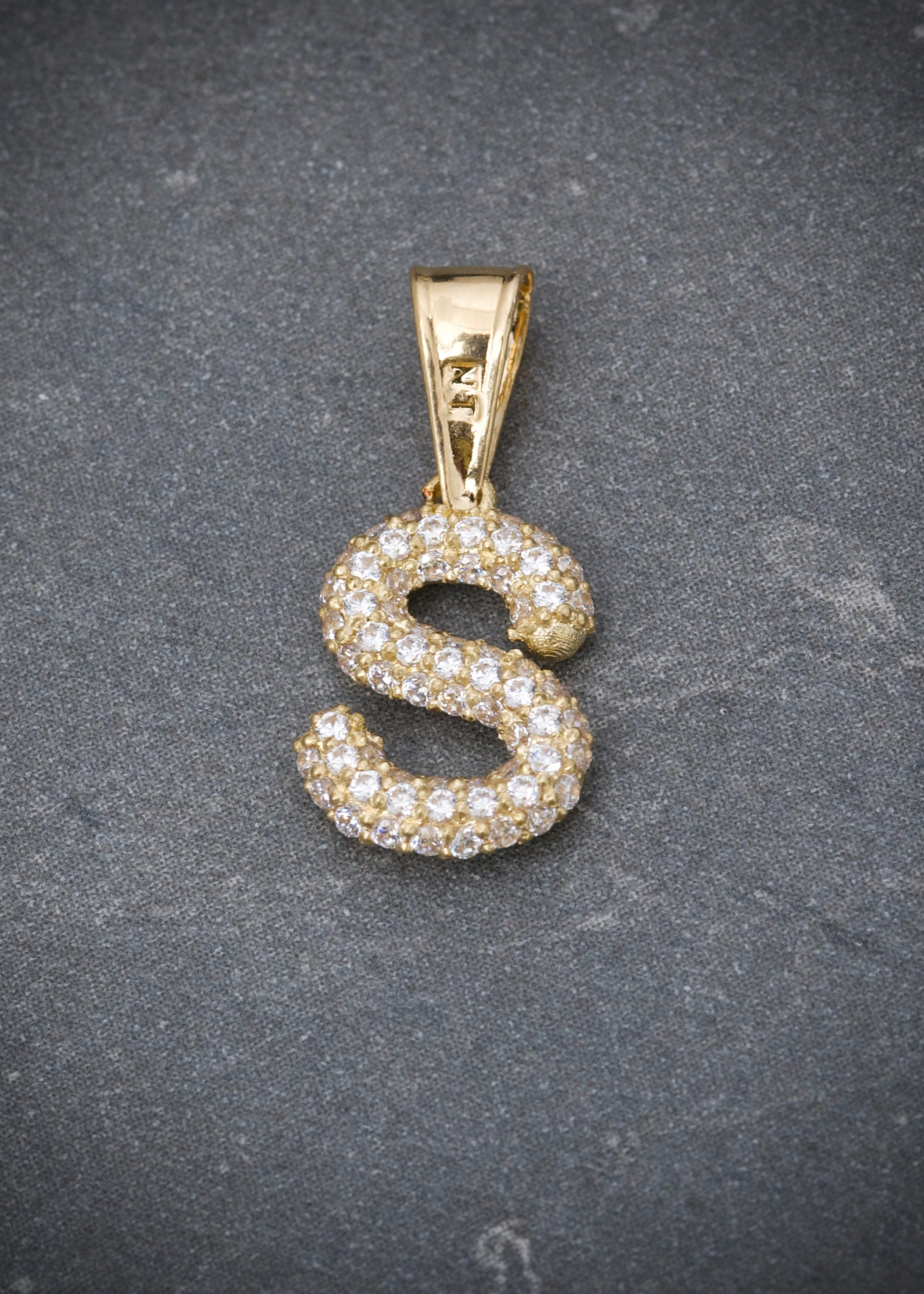Dije letra S con swarovski blanco 1.2gr / Largo 1.8cm / Oro Amarillo Nac B