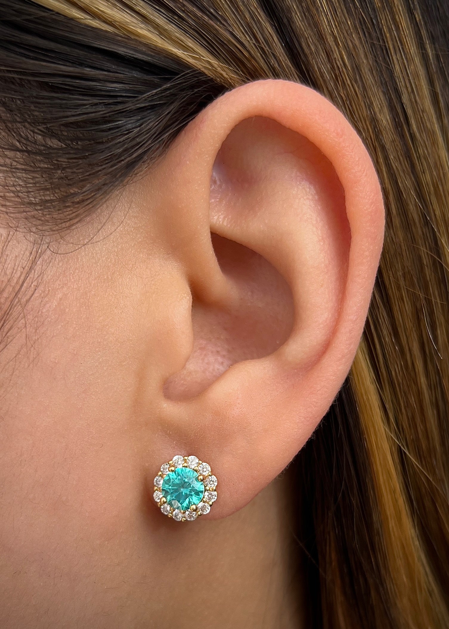 Topos flor con swarovski azul y blanco 3.1gr / Largo 0.9cm / Oro Amarillo Nac M