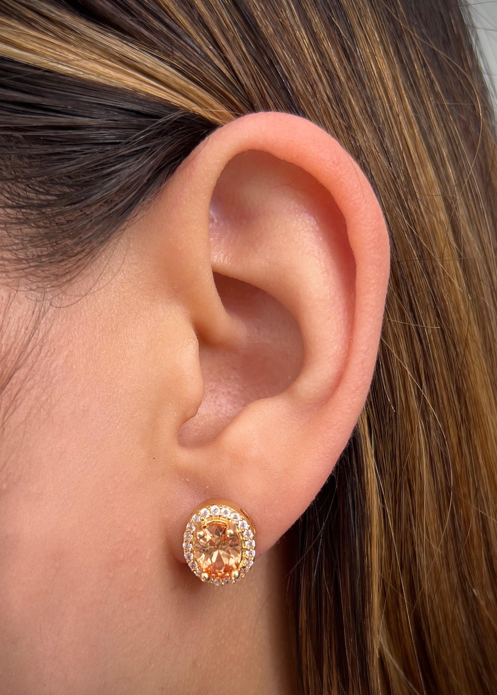 Topos ovalado con swarovski naranja y blanco 3.9gr / Largo 1.2cm / Oro Amarillo Nac M