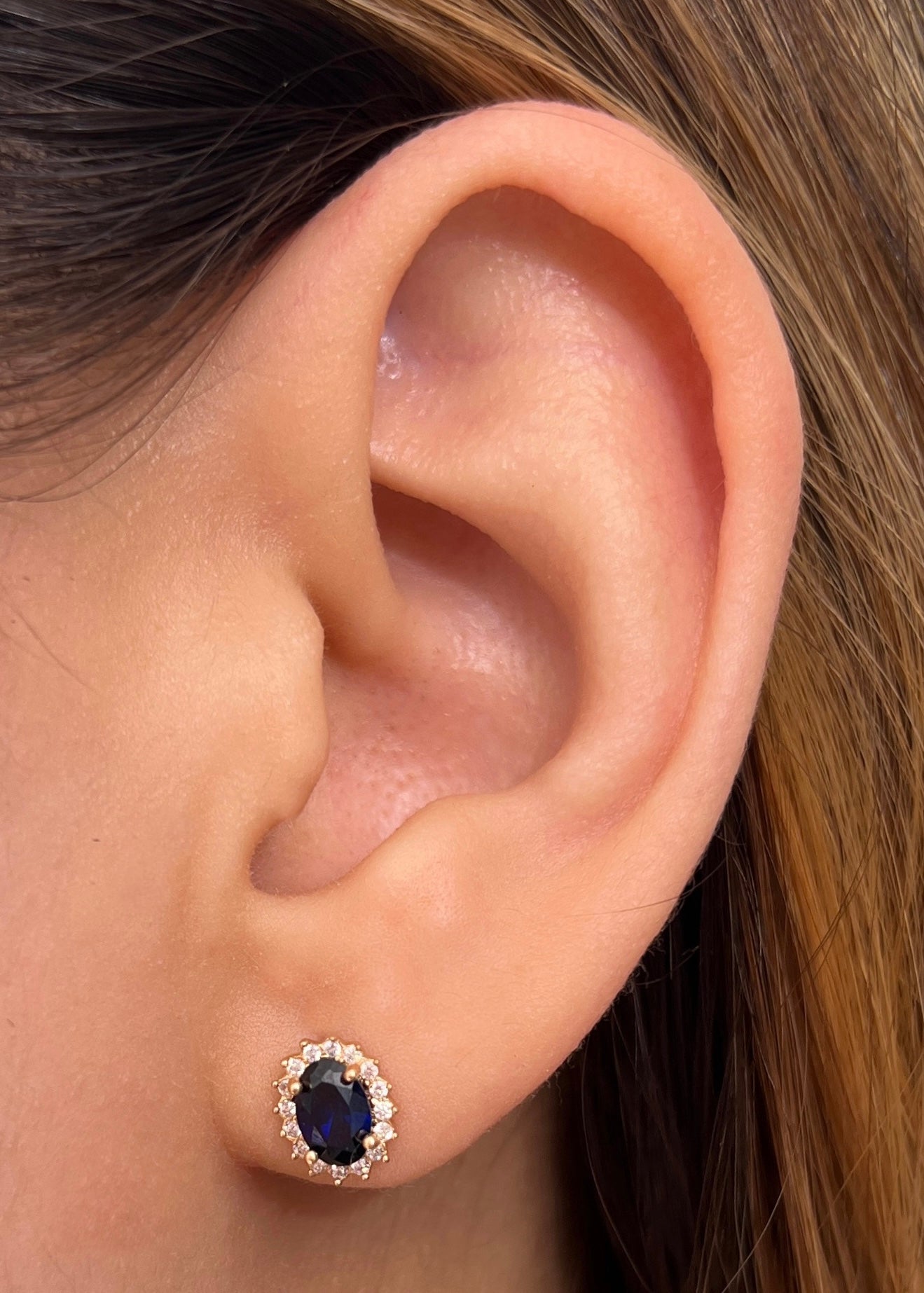 Topos ovalado con swarovski azul y blanco 1.4gr / Largo 0.8cm / Oro Amarillo Nac M