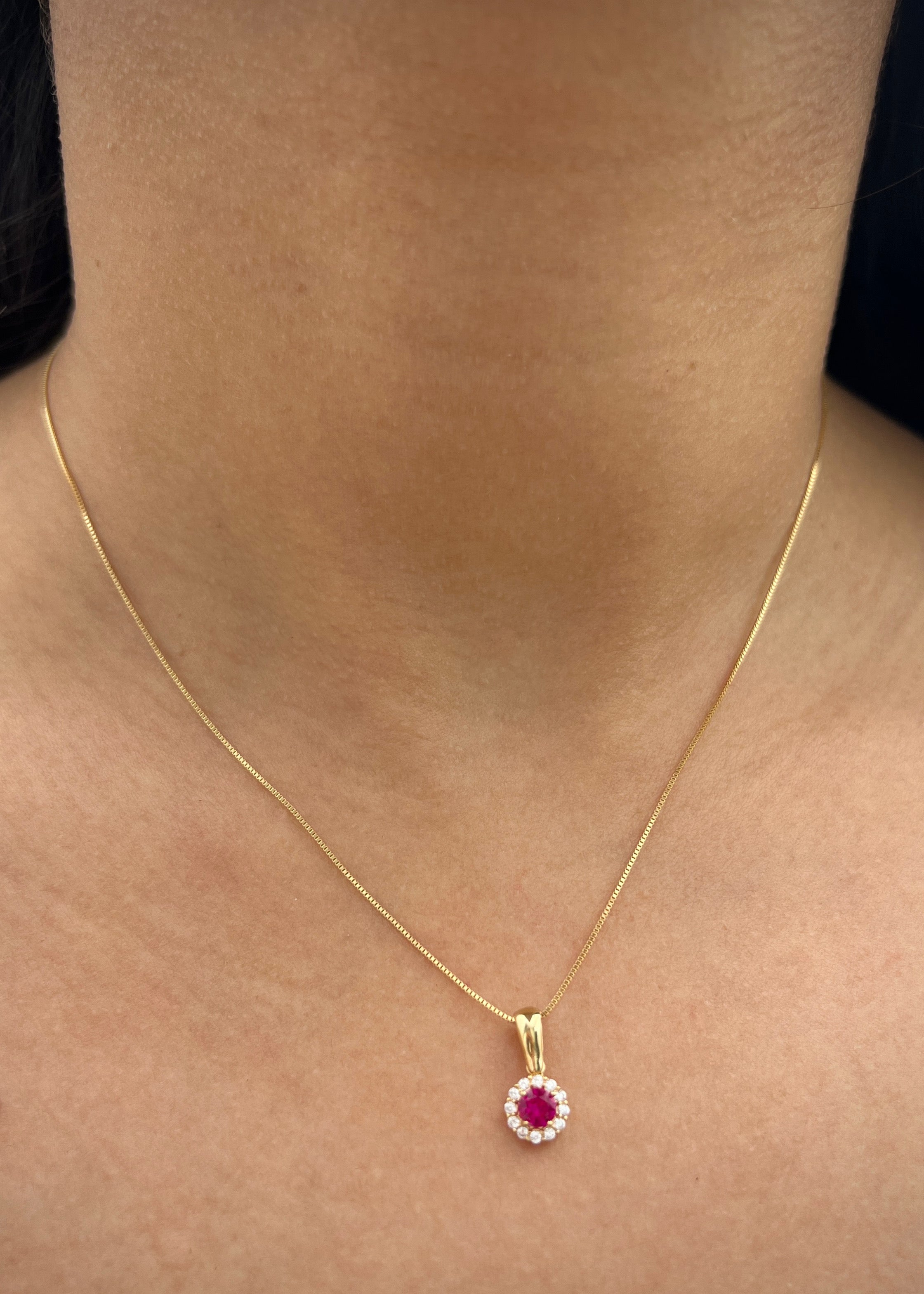 Dije flor con swarovski fucsia y blanco 0.85gr / Largo 1.4cm / Oro Amarillo Nac P