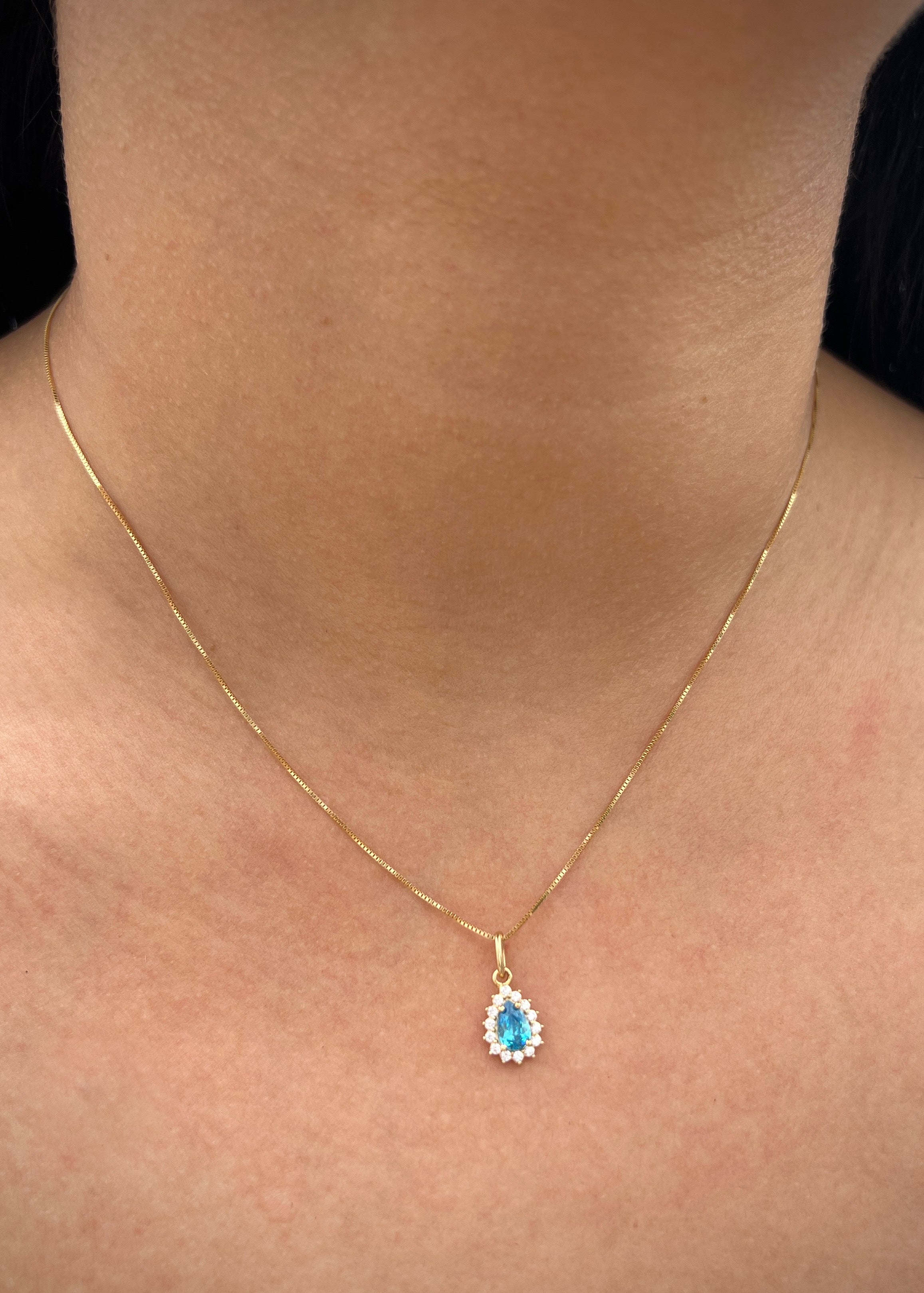 Dije gota con swarovski azul y blanco 0.75gr / Largo 1.6cm / Oro Amarillo Nac M