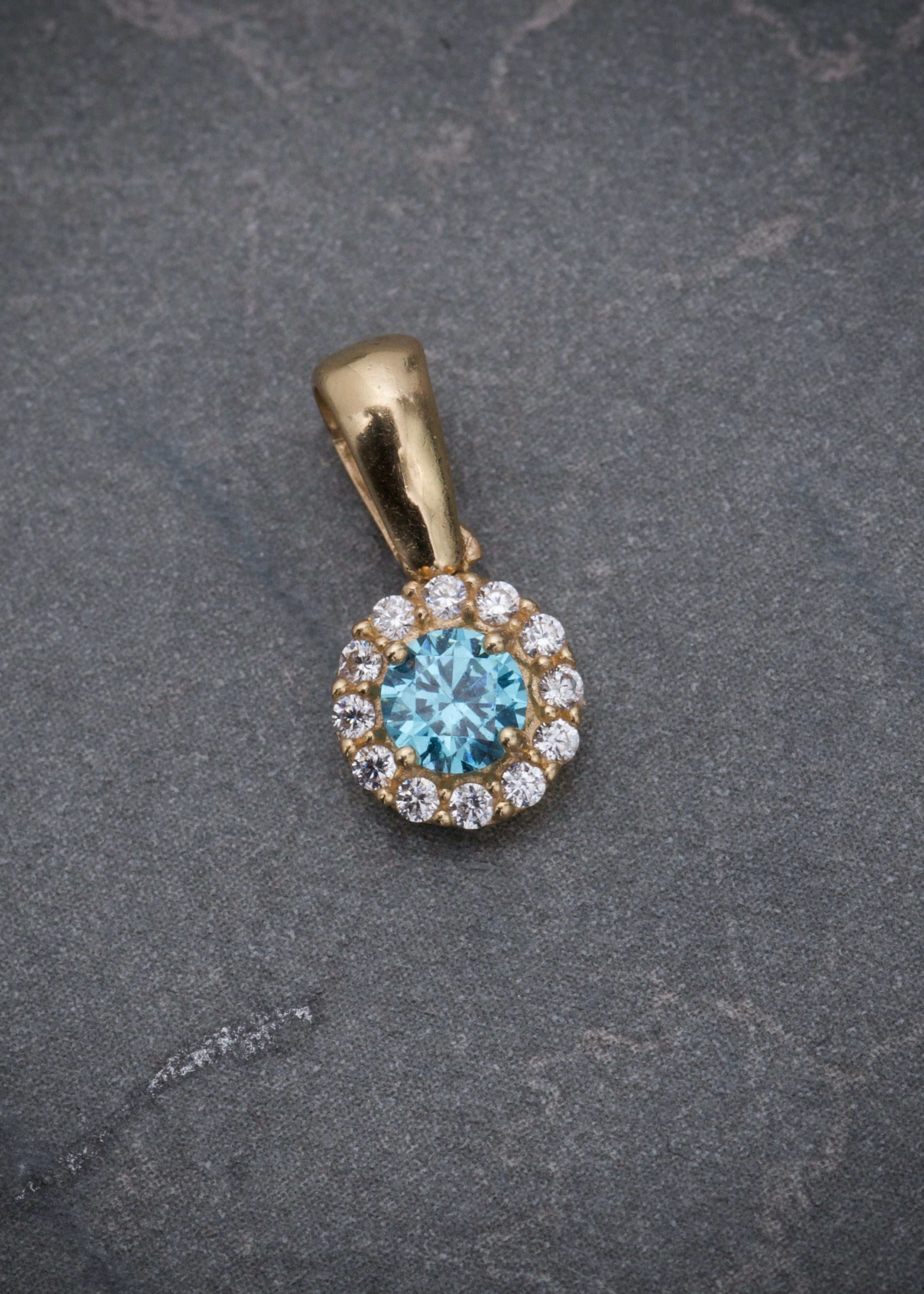 Dije flor con swarovski azul y blanco 0.9gr / Largo 1.3cm / Oro Amarillo Nac M