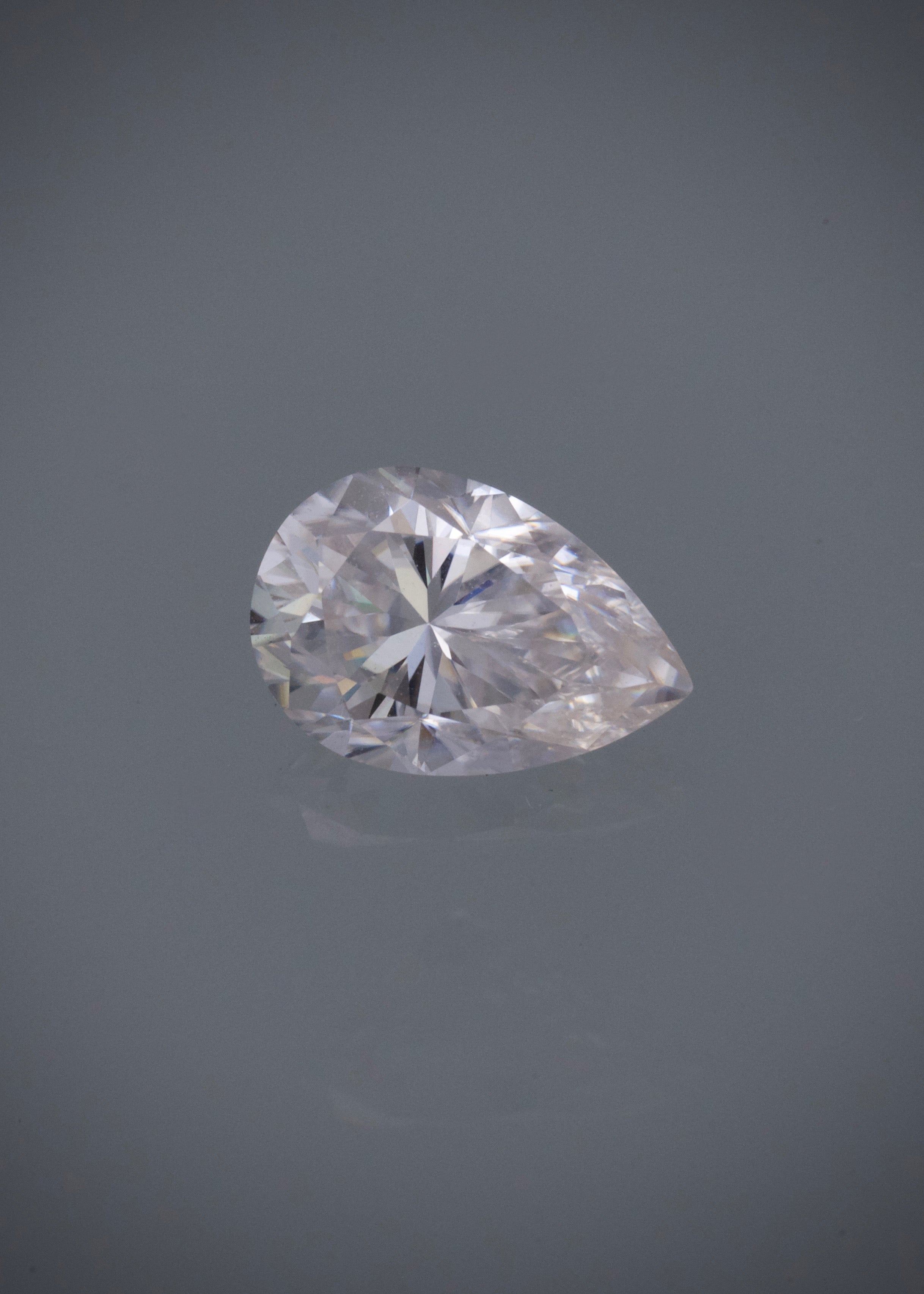 Moissanitas lagrima blanca con 135pts Largo 0.9cm / — Oro Amarillo