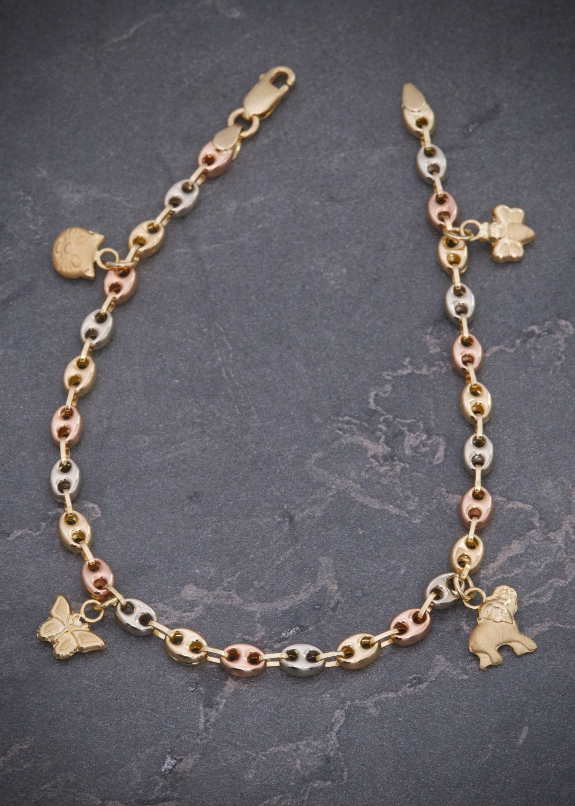 Pulso gc con dijes 3.4gr / Largo 18cm / Tres Oros (Joya) B