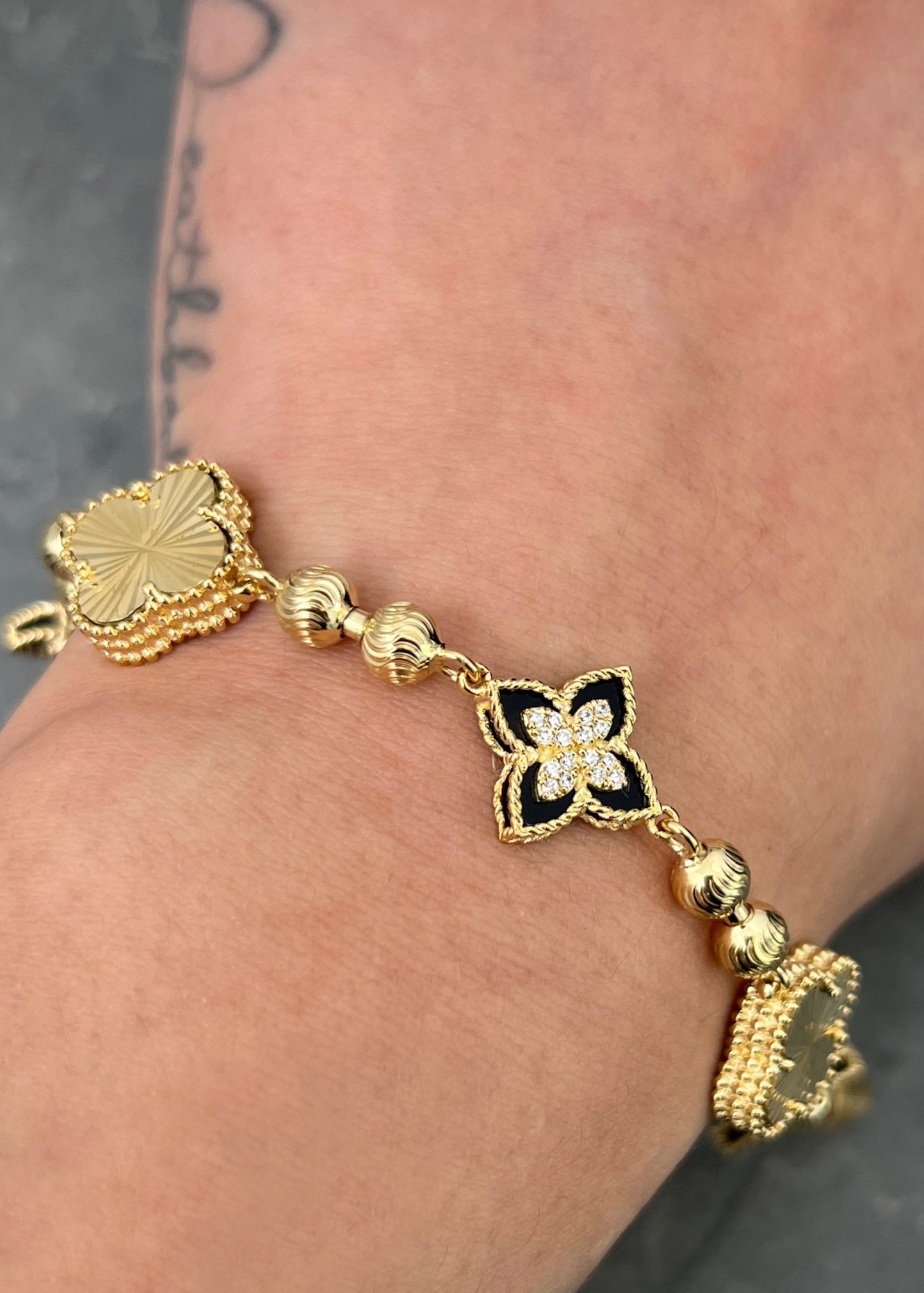 Pulso lucky clover piedra negra y diamantado 15.55gr / Largo 17.5cm / Oro Amarillo (Joya) M