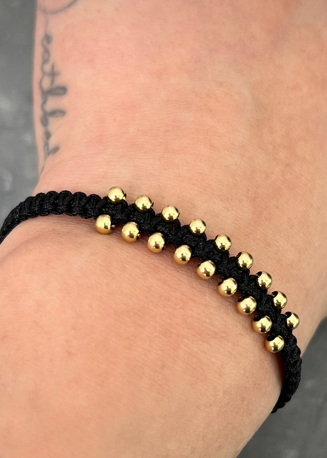 Pulsera en hilo negro con bolas lisas 0.9gr — Oro Amarillo