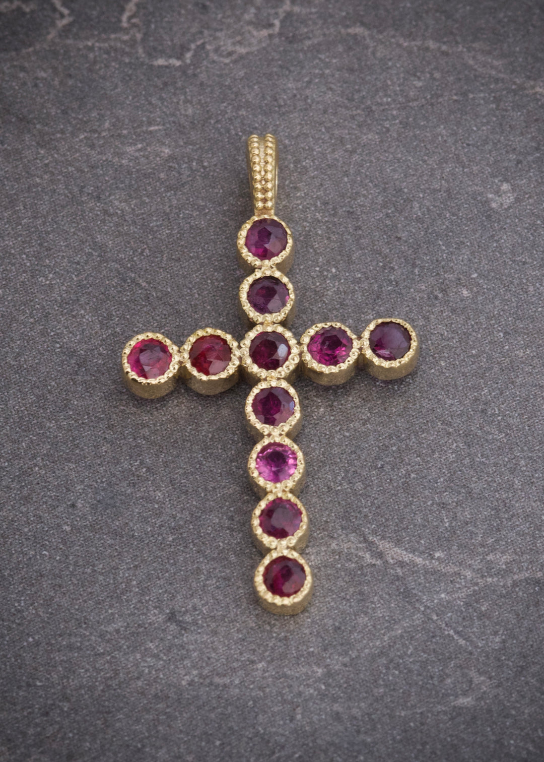 Dije cruz con 66pts de rubies 1.65gr / Largo 2.6cm — Oro Amarillo