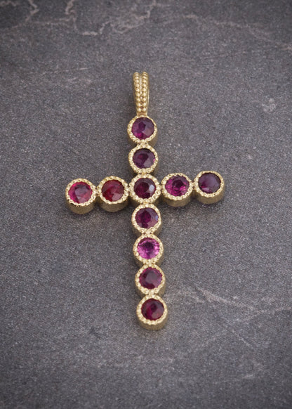 Dije cruz con 66pts de rubies 1.65gr / Largo 2.6cm / Oro Amarillo (Joya) P