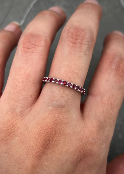 Anillo con 46pts de rubies 2.8gr / TALLA 6 3/4 / Oro Blanco (Joya) M