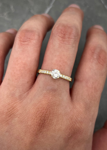 Solitario con 42pts de diamante central y 12pts de diamantes laterales 2.45gr / TALLA 6 3/4 / Oro Amarillo (Joya) P