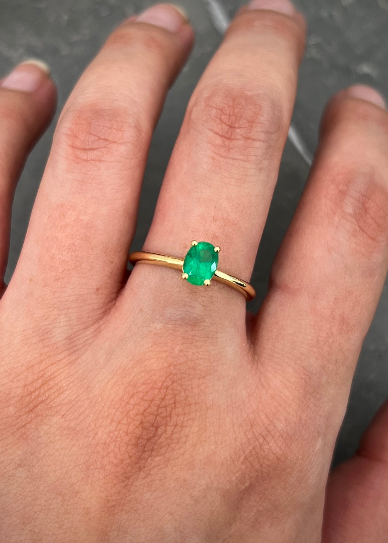 Solitario con 81pts de esmeralda 3gr / TALLA 5 3/4 / Oro Amarillo (Joya) M