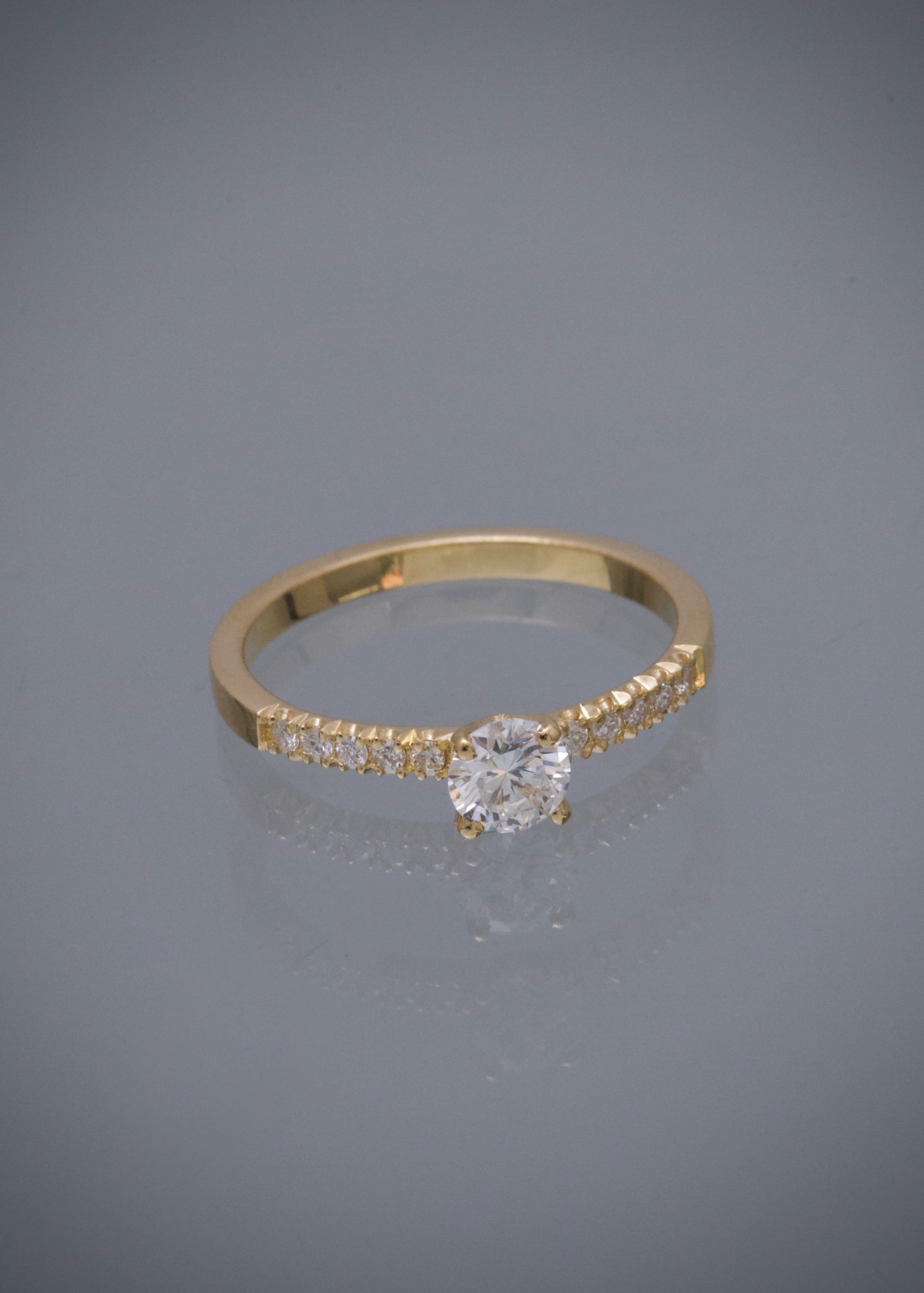 Solitario con 42pts de diamante central y 12pts de diamantes laterales 2.45gr / TALLA 6 3/4 / Oro Amarillo (Joya) P