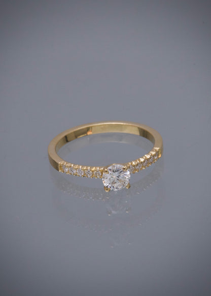 Solitario con 42pts de diamante central y 12pts de diamantes laterales 2.45gr / TALLA 6 3/4 / Oro Amarillo (Joya) P