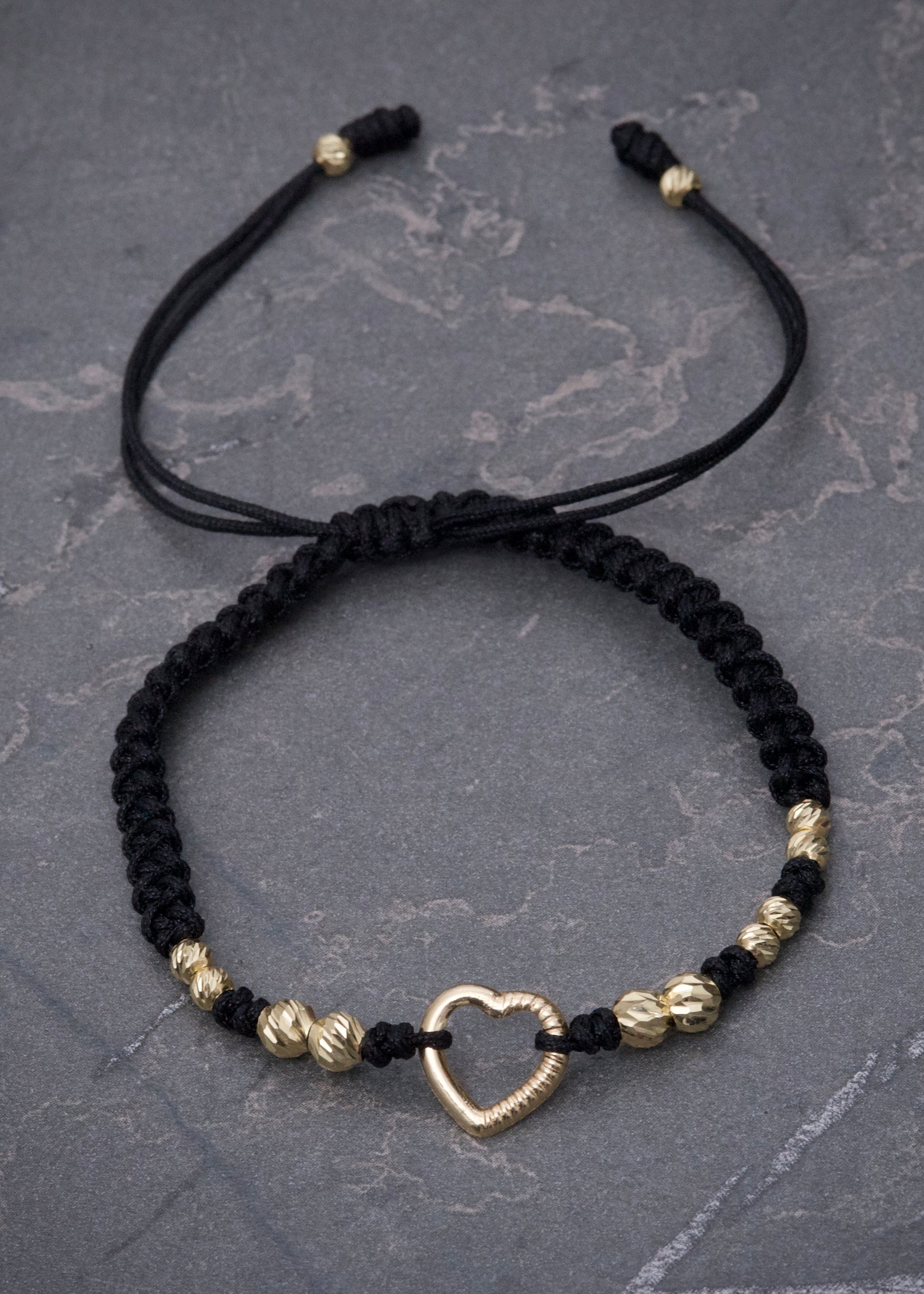 Pulsera en Hilo Negro con Herraje Corazon 0.9gr — Oro Amarillo