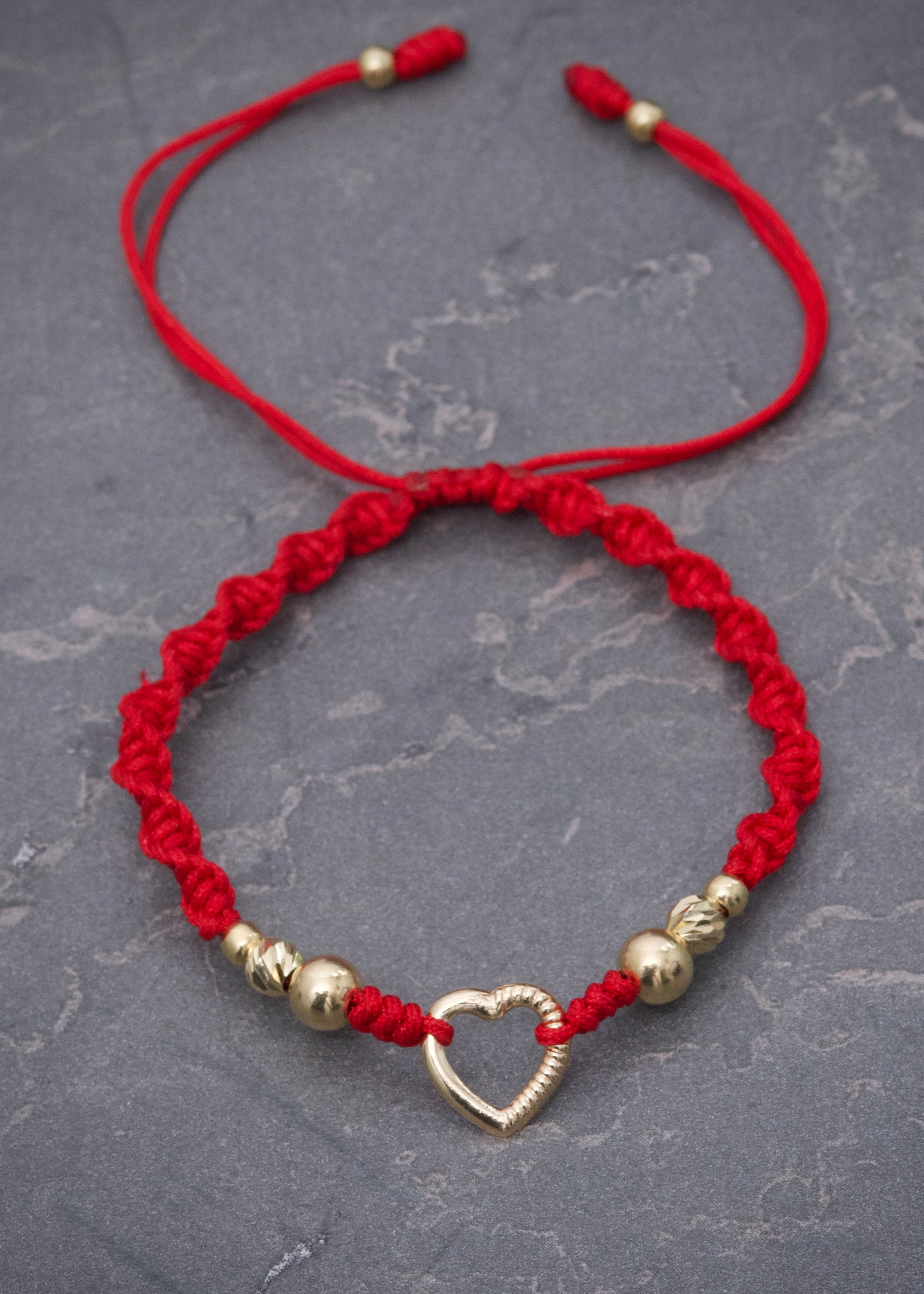 Pulsera en Hilo Rojo con Herraje Corazon 0.75gr — Oro Amarillo