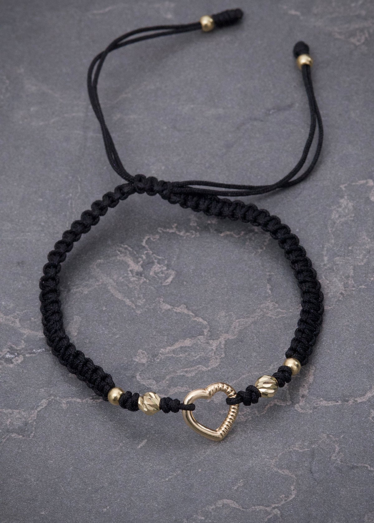Pulsera en Hilo Negro con Herraje Corazon 0.5gr — Oro Amarillo