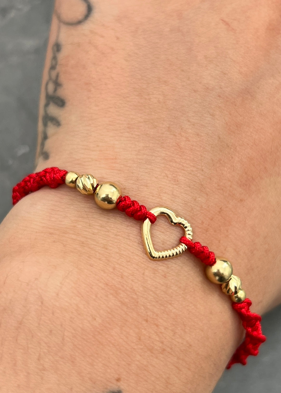 Pulsera en Hilo Rojo con Herraje Corazon 0.75gr — Oro Amarillo