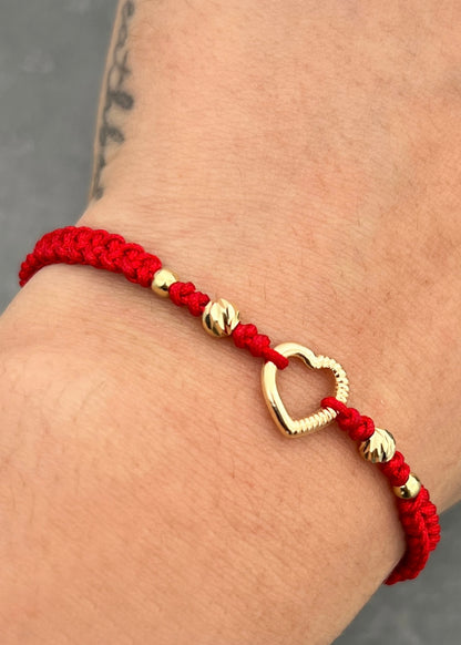 Pulsera en Hilo Rojo con Herraje Corazon 0.55gr — Oro Amarillo