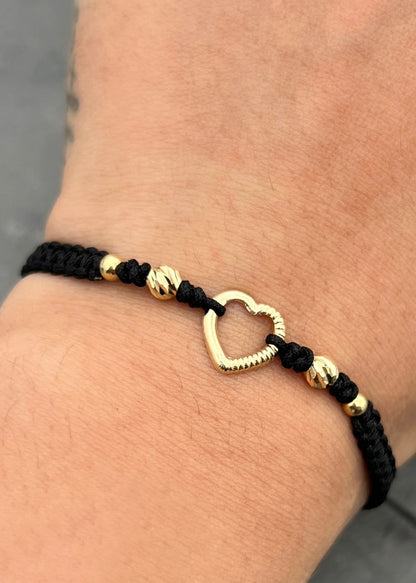 Pulsera en Hilo Negro con Herraje Corazon 0.5gr — Oro Amarillo