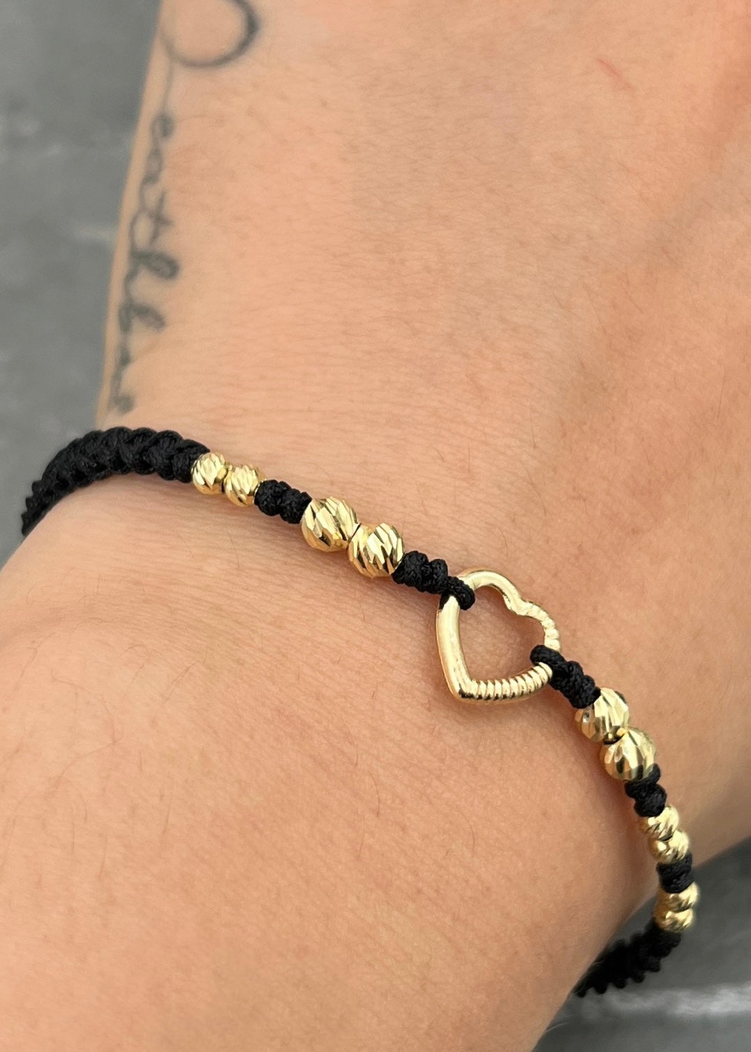 Pulsera en Hilo Negro con Herraje Corazon 0.9gr — Oro Amarillo