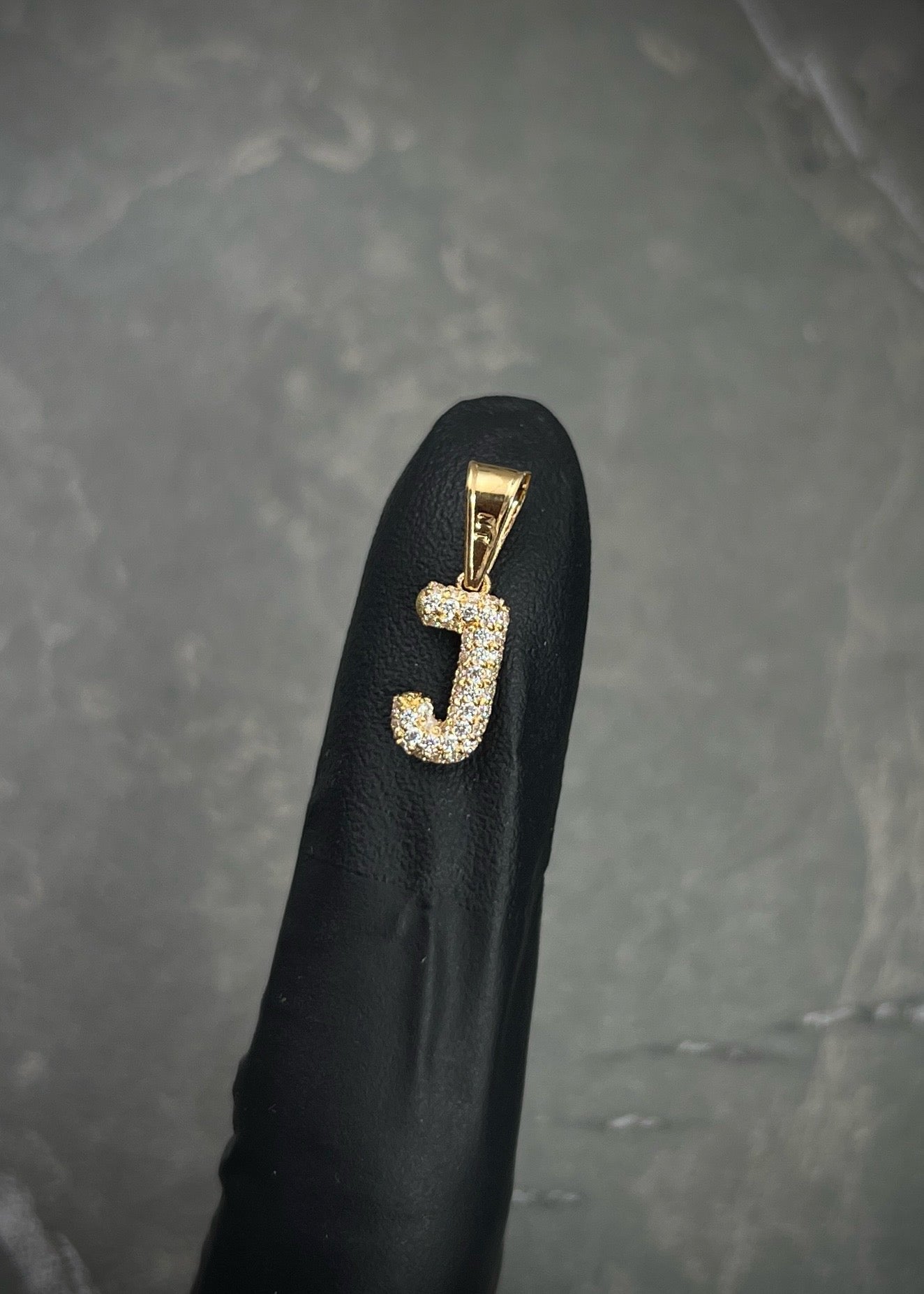Dije letra J con swarovski blanco 0.85gr / Largo 1.7cm / Oro Amarillo Nac B