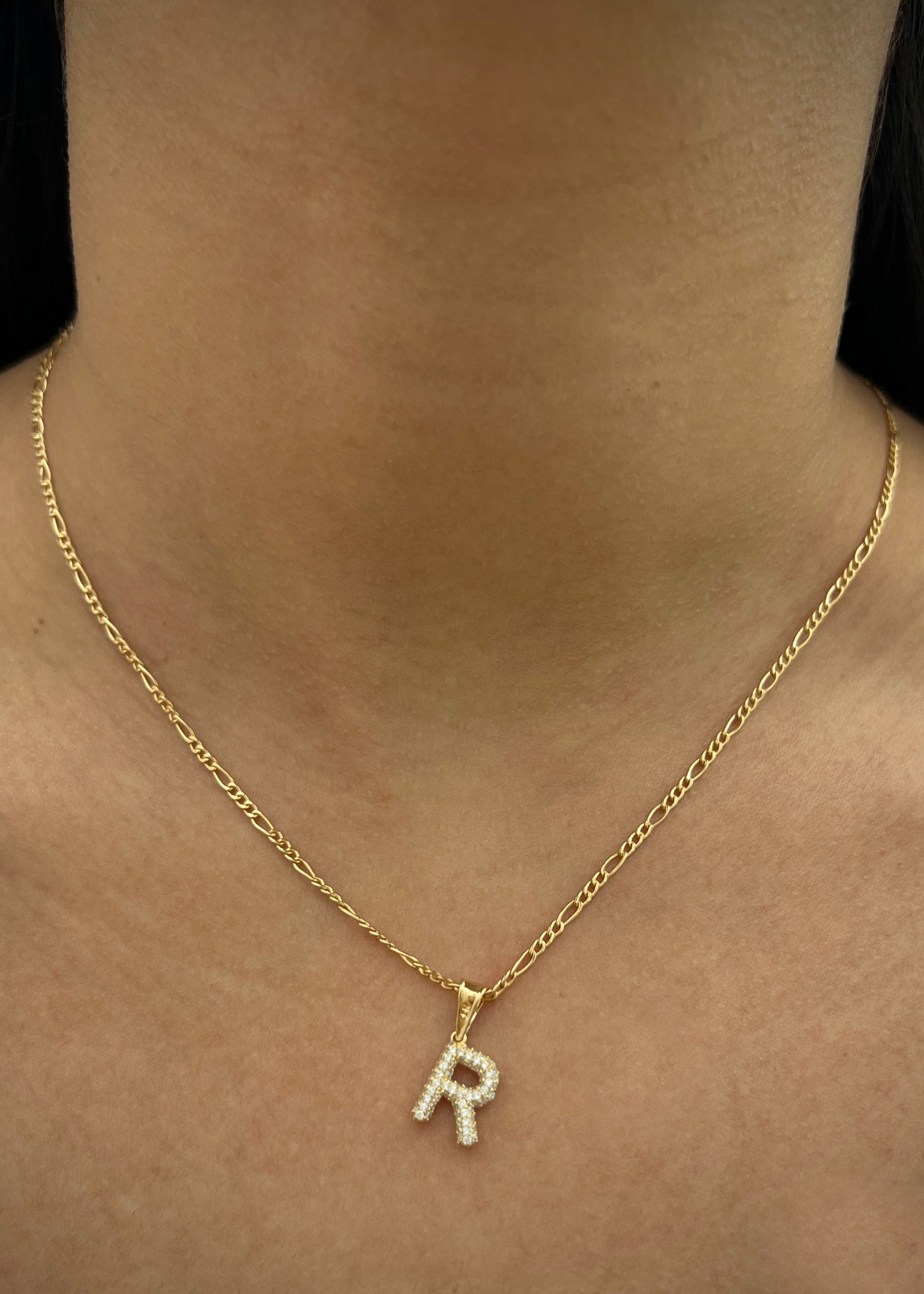 Dije letra R con swarovski blanco 1.3gr / Largo 1.8cm / Oro Amarillo Nac B