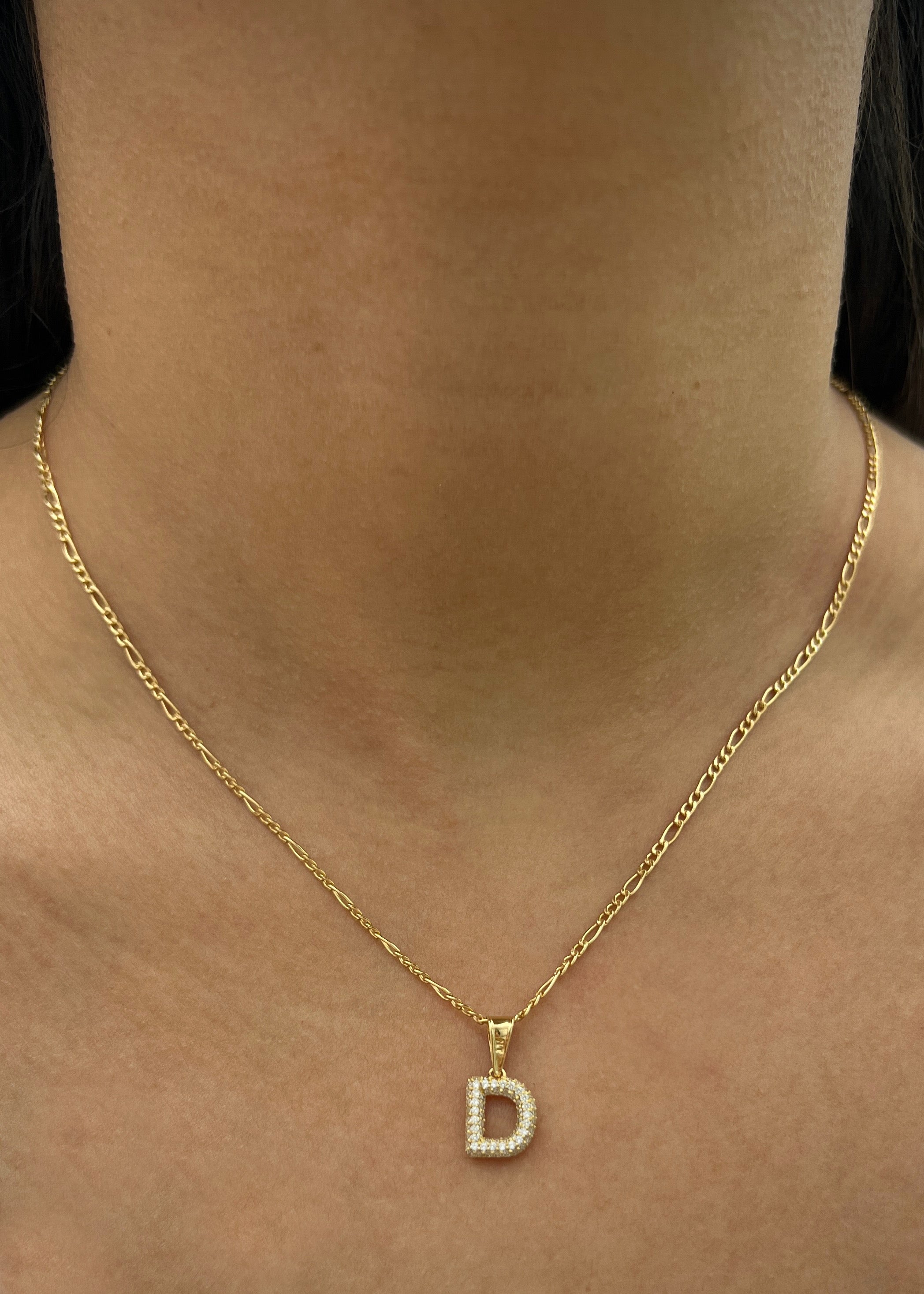 Dije letra D con swarovski blanco 1.2gr / Largo 1.7cm / Oro Amarillo Nac B