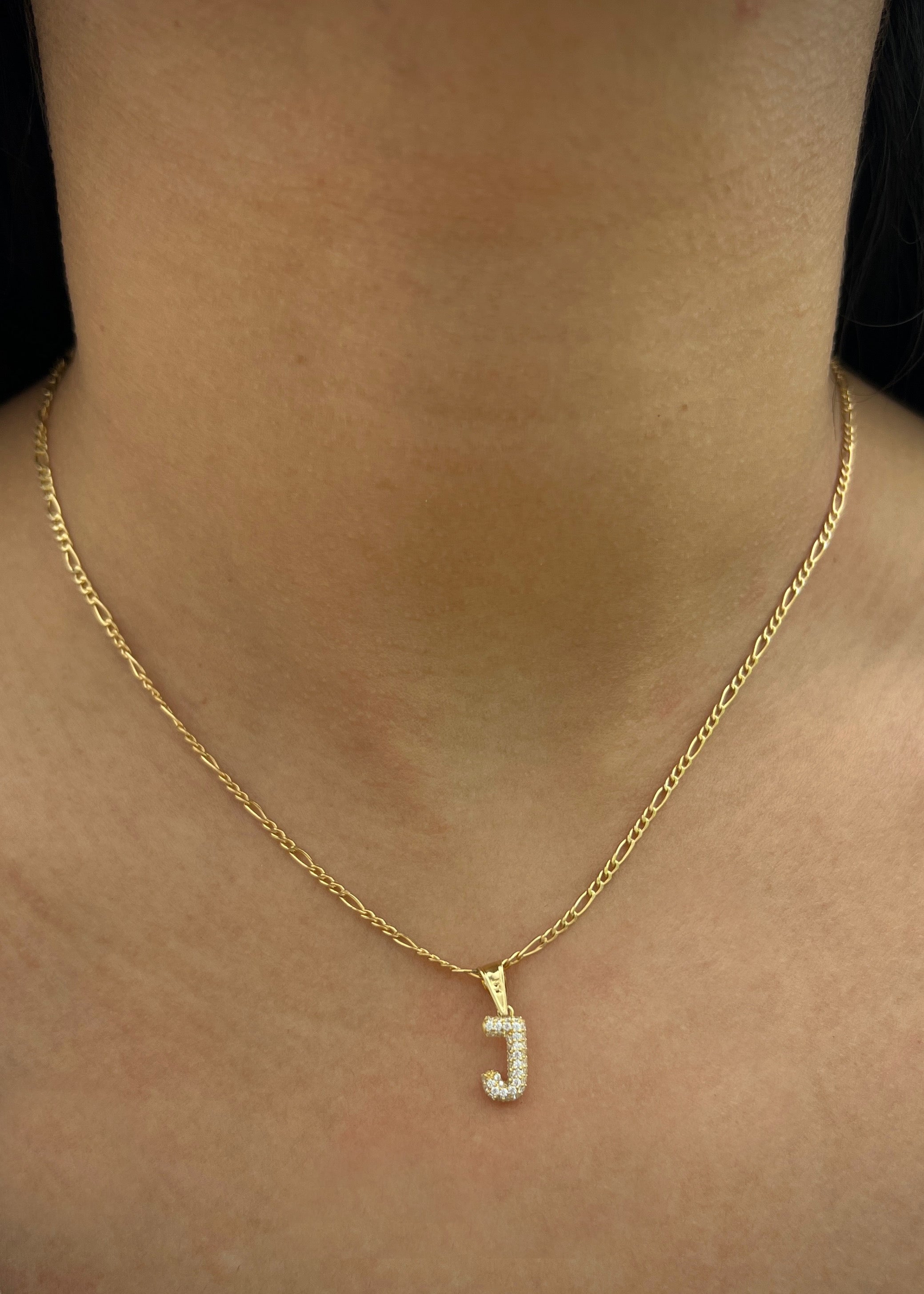 Dije letra J con swarovski blanco 0.85gr / Largo 1.7cm / Oro Amarillo Nac B