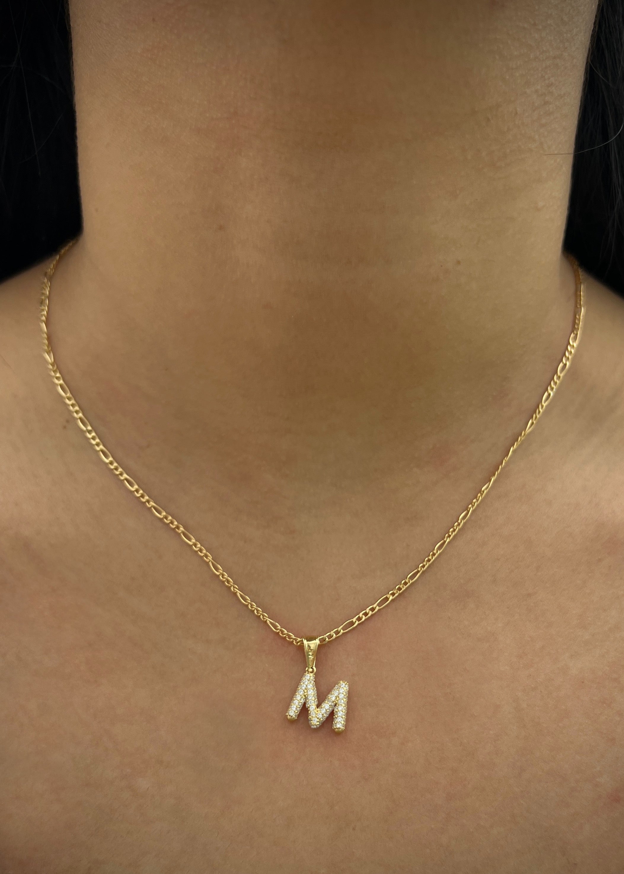 Dije letra M con swarovski blanco 1.6gr / Largo 1.7cm / Oro Amarillo Nac B