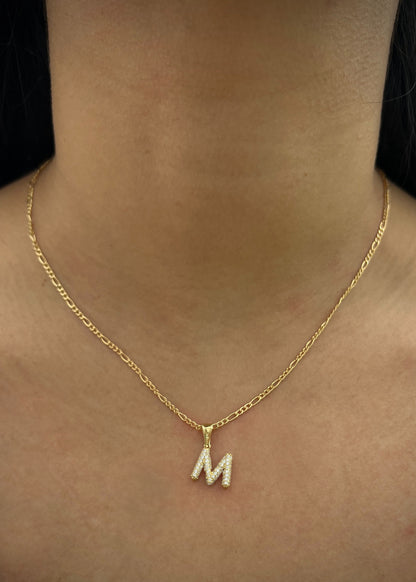 Dije letra M con swarovski blanco 1.6gr / Largo 1.7cm / Oro Amarillo Nac B
